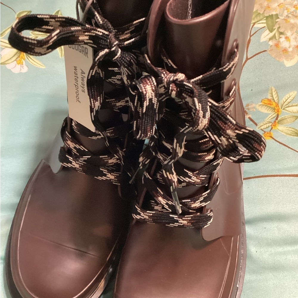 Woman’s size 9 cougar Madrid waterproof boots. Laceup. Brown new.
